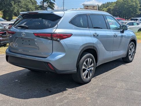 Used 2022 Toyota Highlander XLE FWD image 6