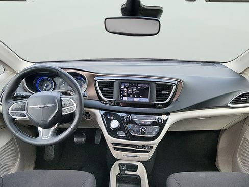 Used 2023 Chrysler Voyager LX FWD image 9