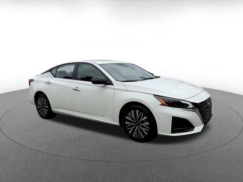 Used 2025 Nissan Altima 2.5 SV FWD image 2
