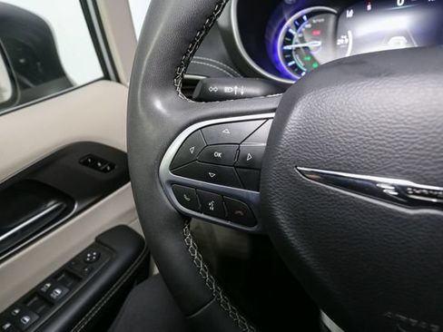 Used 2023 Chrysler Pacifica Touring-L FWD image 32