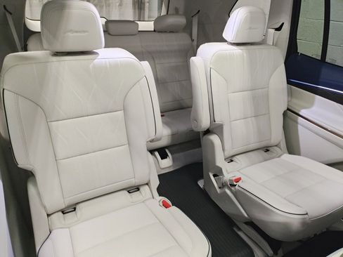 New 2026 Buick Enclave Avenir image 11