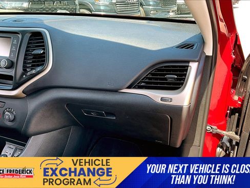 Used 2017 Jeep Cherokee Sport FWD image 13