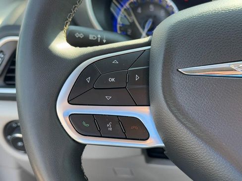 Used 2024 Chrysler Pacifica Touring-L FWD image 21