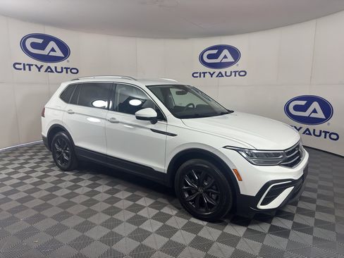 Used 2024 Volkswagen Tiguan SE FWD image 1