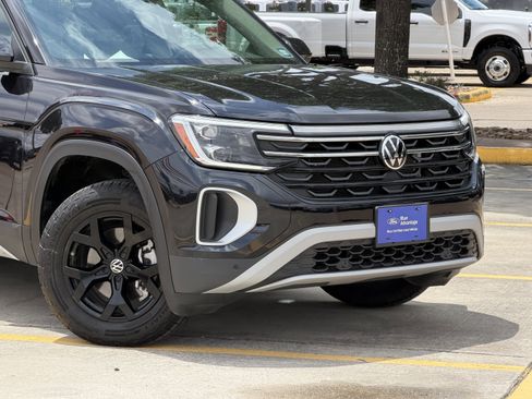 Used 2024 Volkswagen Atlas Peak Edition SE AWD/4WD image 2