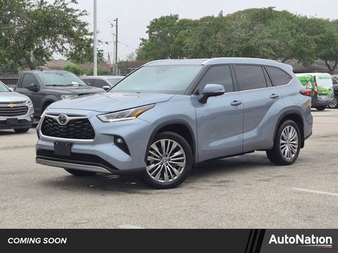 Used 2023 Toyota Highlander Platinum FWD image 1