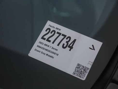 Used 2025 BMW 750e xDrive w/ Premium Package image 24
