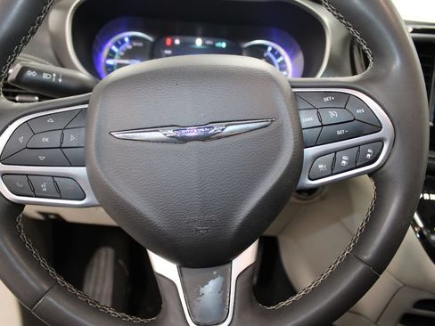 Used 2023 Chrysler Pacifica Touring-L FWD image 26