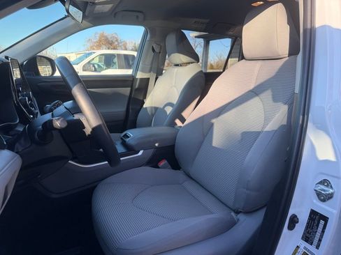 Used 2023 Toyota Highlander LE image 12