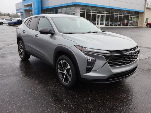 Used 2024 Chevrolet Trax RS image 2