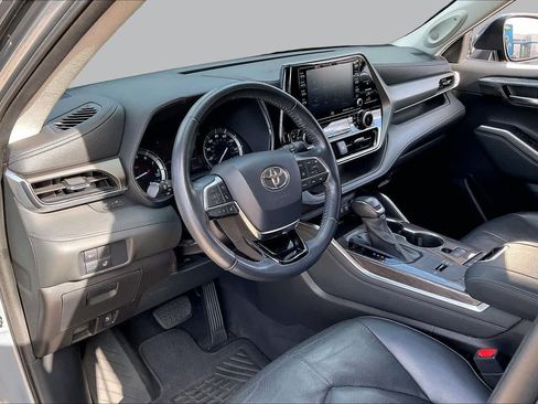 Used 2021 Toyota Highlander Limited FWD image 18