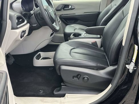 Used 2024 Chrysler Pacifica Touring-L FWD image 13