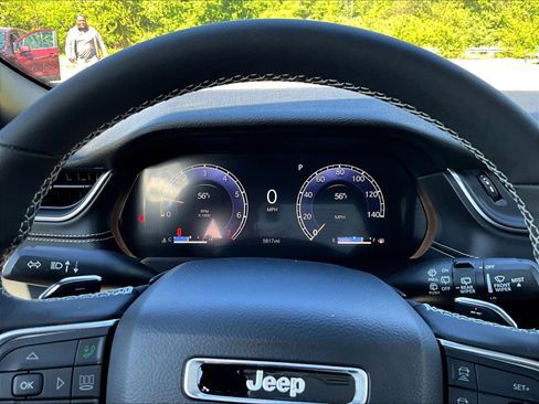 Used 2025 Jeep Grand Cherokee Altitude AWD/4WD image 13