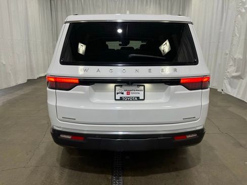 Used 2022 Jeep Wagoneer Series II AWD/4WD image 5