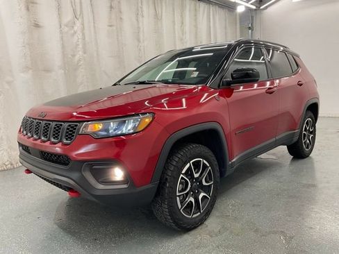 Used 2025 Jeep Compass Trailhawk AWD/4WD image 4
