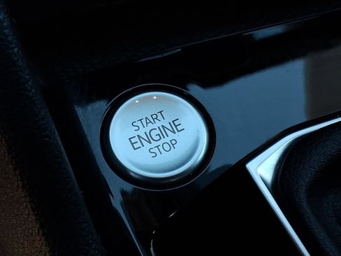 Certified 2022 Volkswagen Taos SEL w/ Panoramic Sunroof Package image 32