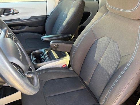 Used 2021 Chrysler Pacifica Touring image 19