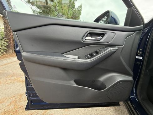 Used 2025 Nissan Rogue SV FWD image 18