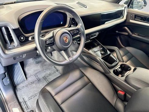 Certified 2025 Porsche Cayenne w/ Premium Package AWD/4WD image 4