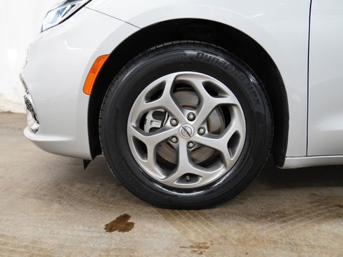 Certified 2024 Chrysler Pacifica Limited image 17