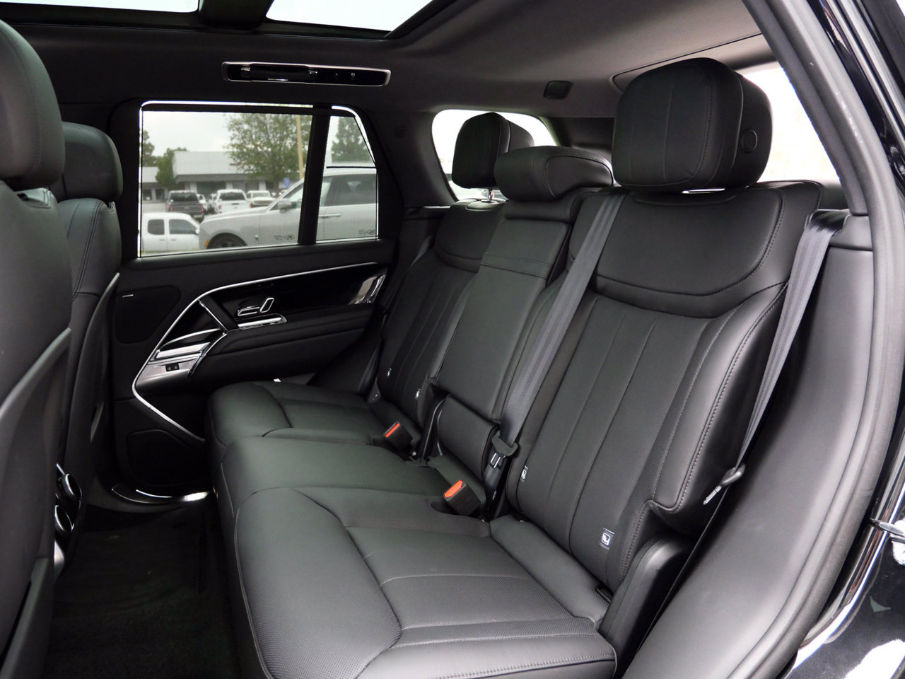 Used 2025 Land Rover Range Rover SE AWD/4WD image 18
