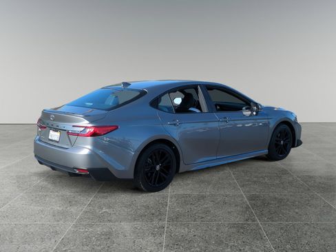 Used 2025 Toyota Camry SE image 5