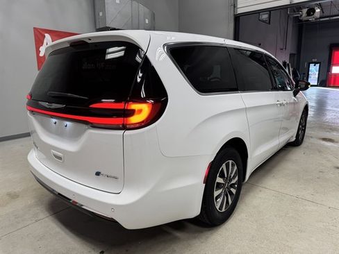 Used 2024 Chrysler Pacifica Select image 7