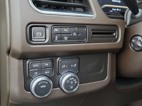Used 2023 GMC Yukon SLT w/ SLT Premium Package AWD/4WD image 11