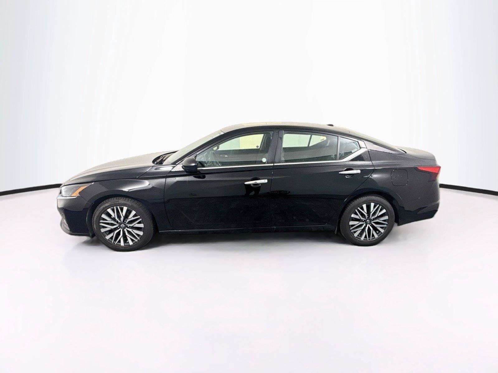 Used 2025 Nissan Altima 2.5 SV FWD image 2