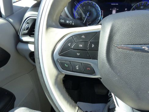 Used 2020 Chrysler Pacifica Limited FWD image 24