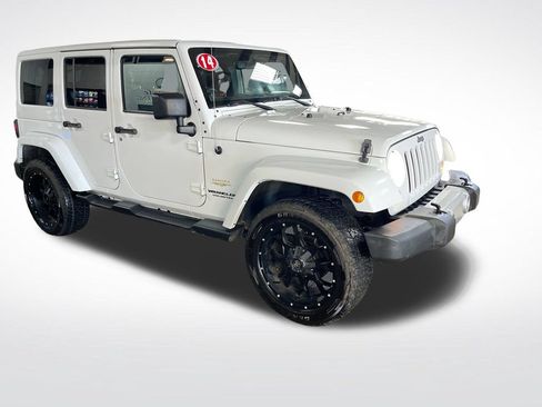 Used 2014 Jeep Wrangler Unlimited Sahara w/ Connectivity Group AWD/4WD image 9