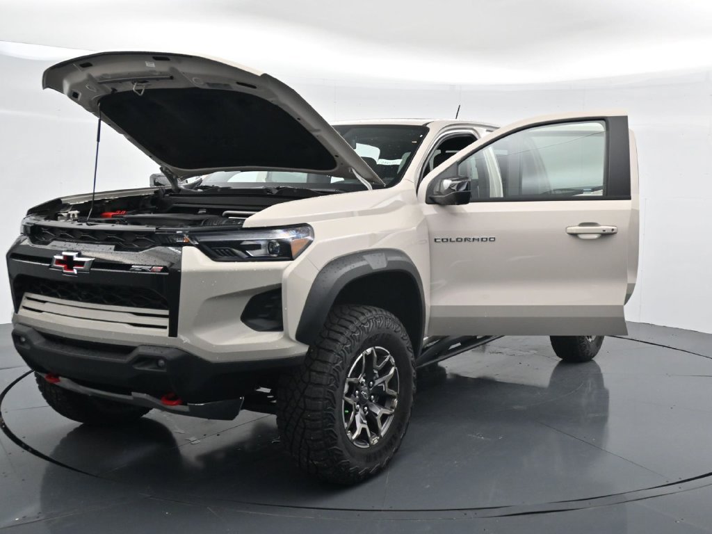 New 2026 Chevrolet Colorado ZR2 w/ Technology Package AWD/4WD image 37