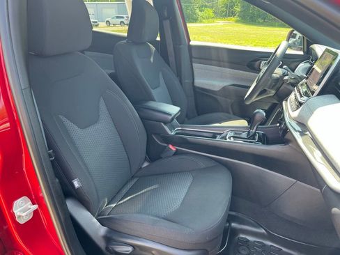 Used 2025 Jeep Compass Sport image 13