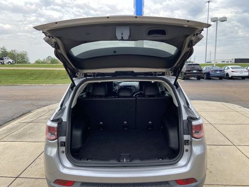 Used 2019 Jeep Compass Latitude FWD image 28