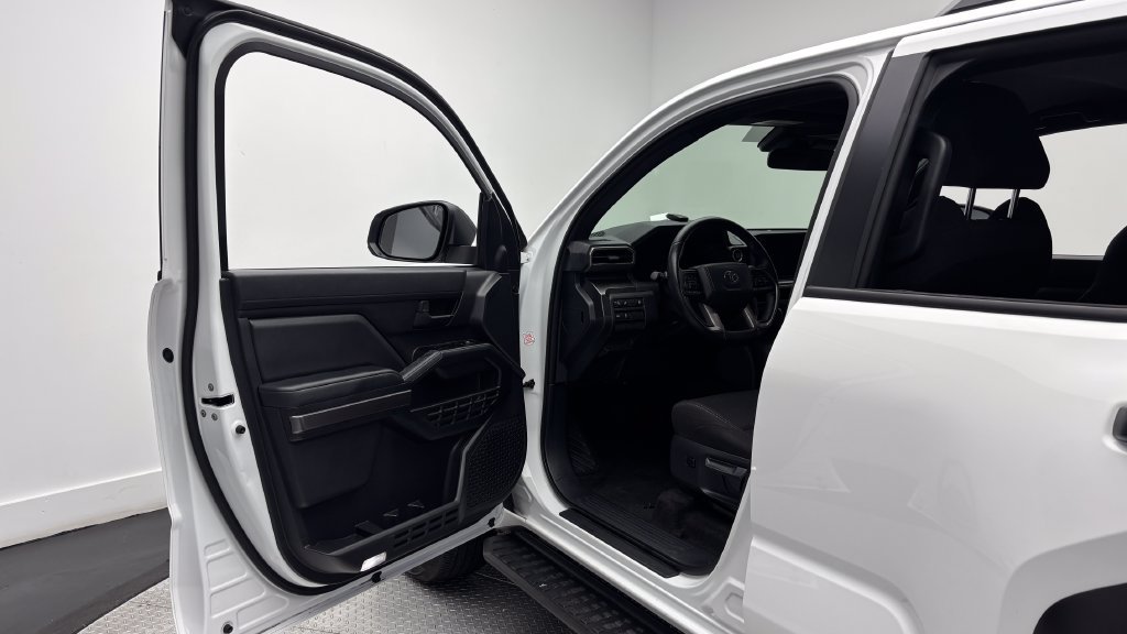 Used 2025 Toyota 4Runner SR5 AWD/4WD image 15