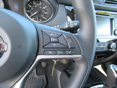 Used 2020 Nissan Rogue Sport S image 19