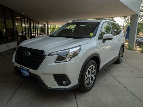Certified 2024 Subaru Forester Premium AWD/4WD image 3