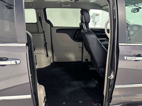 Used 2016 Chrysler Town & Country Touring w/ Driver Convenience Group FWD image 28