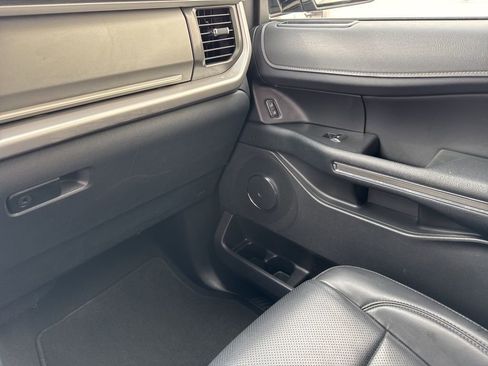 Used 2024 Ford Expedition XLT image 27