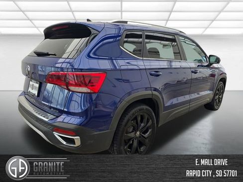 Used 2022 Volkswagen Taos SE w/ Panoramic Sunroof Package AWD/4WD image 6