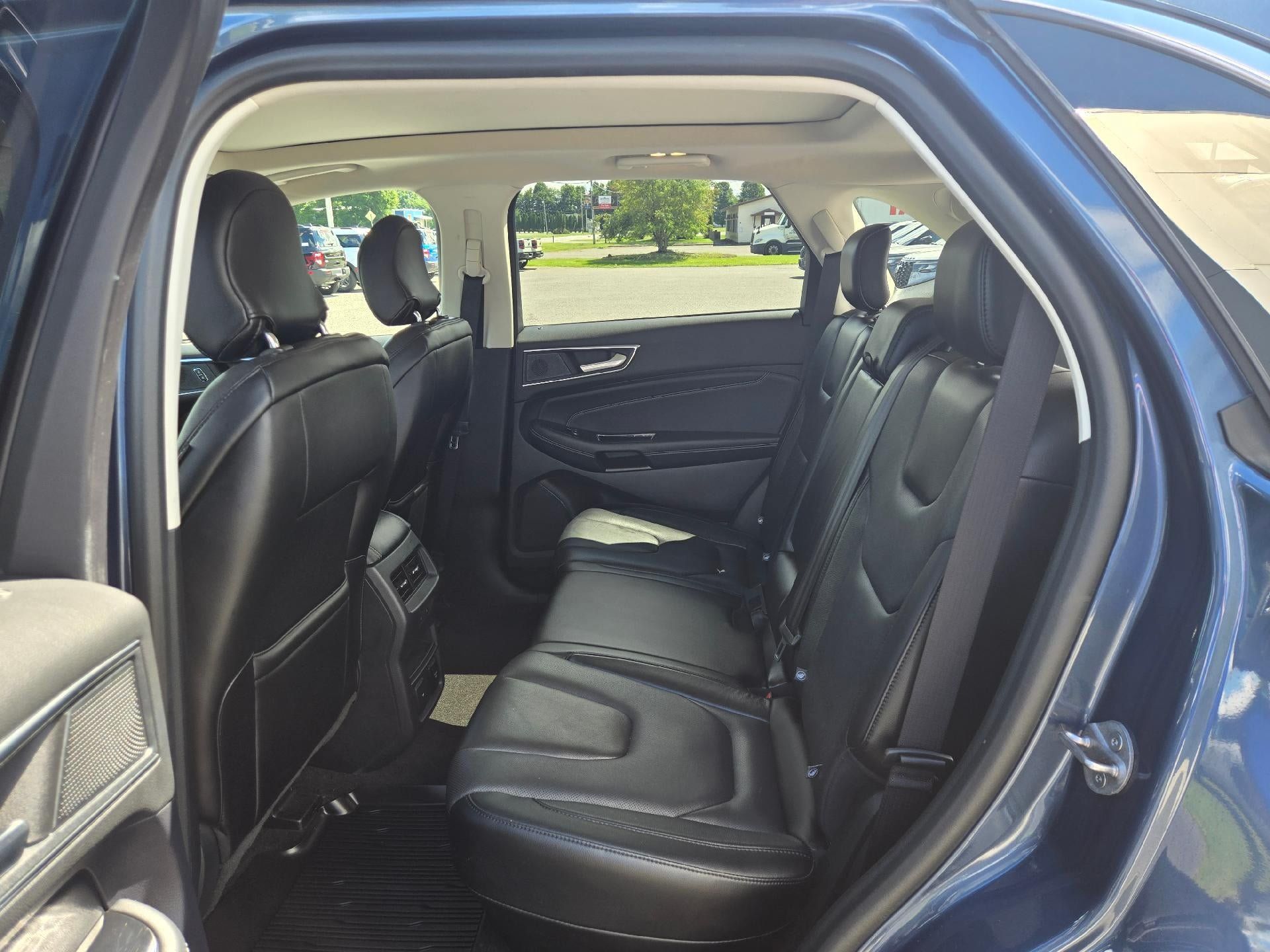 Used 2019 Ford Edge Titanium w/ Equipment Group 301A AWD/4WD image 10