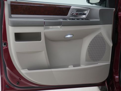 Used 2010 Chrysler Town & Country Touring image 15