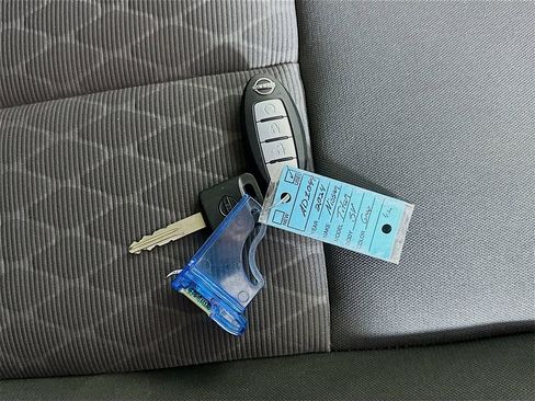 Used 2024 Nissan Titan SV w/ SV Convenience Package image 35