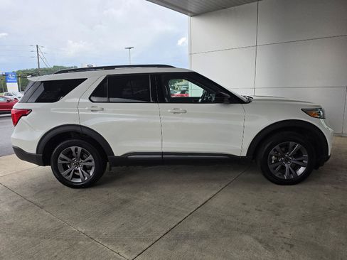 Used 2023 Ford Explorer XLT w/ Equipment Group 202A AWD/4WD image 7