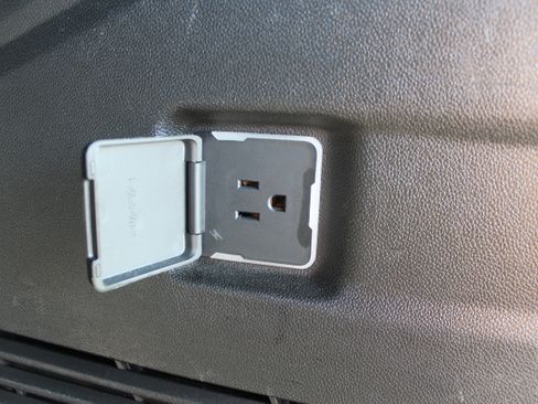 Used 2023 Chevrolet Suburban LT image 7