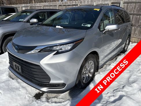 Used 2023 Toyota Sienna LE image 1