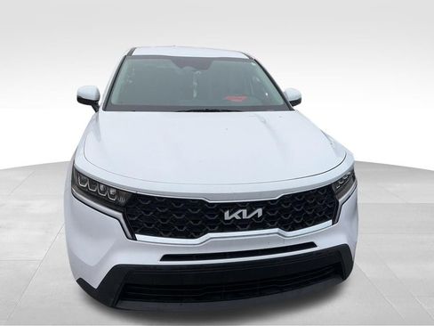 Used 2023 Kia Sorento LX image 2