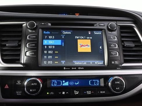Used 2017 Toyota Highlander XLE AWD/4WD image 28