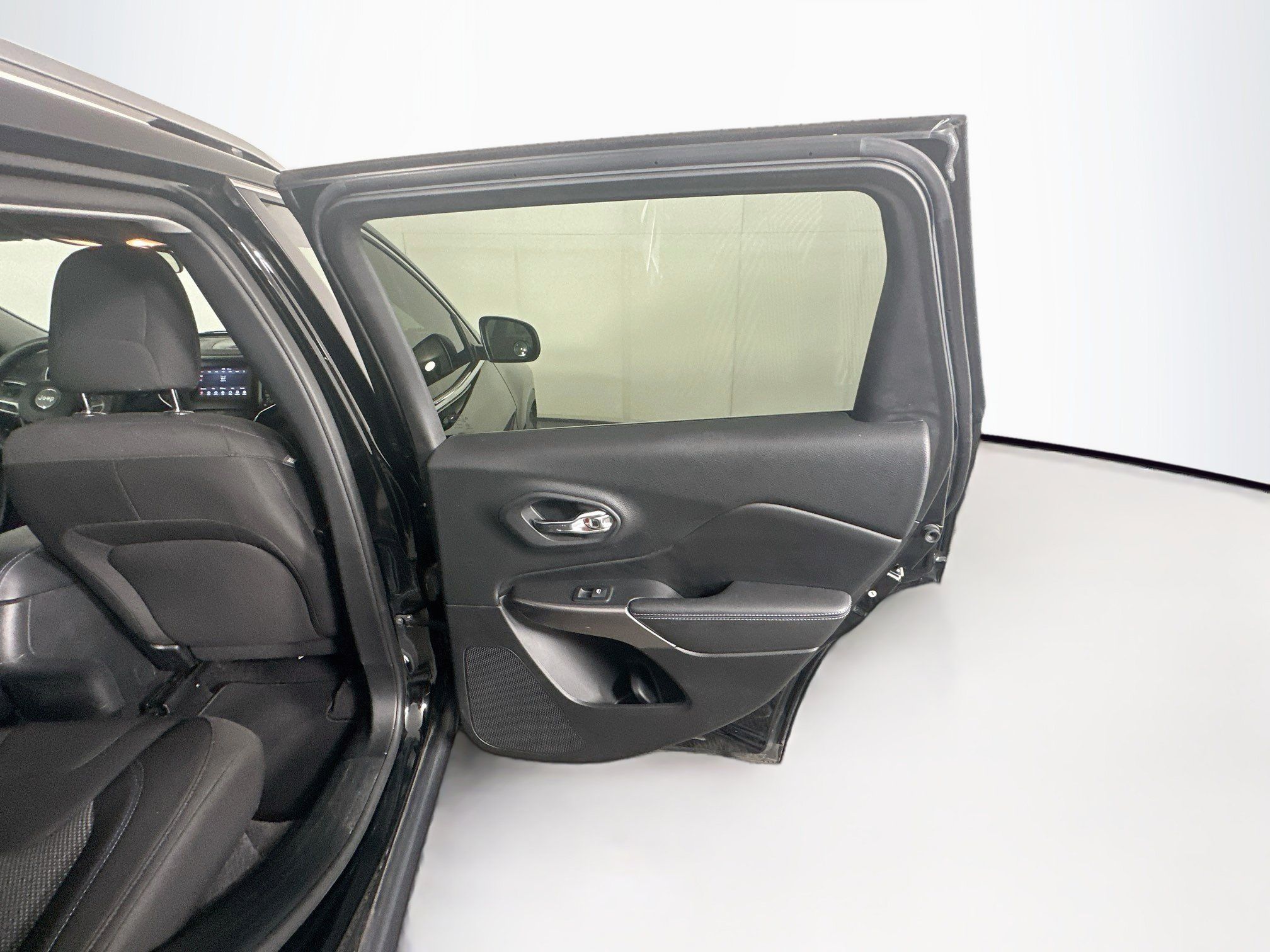 Used 2019 Jeep Cherokee Latitude w/ Popular Appearance Group FWD image 27