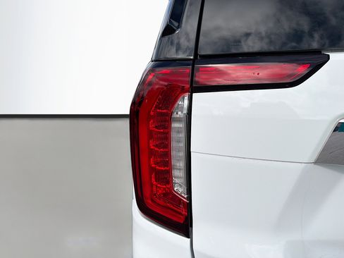 Used 2023 GMC Yukon SLT w/ SLT Premium Package image 10